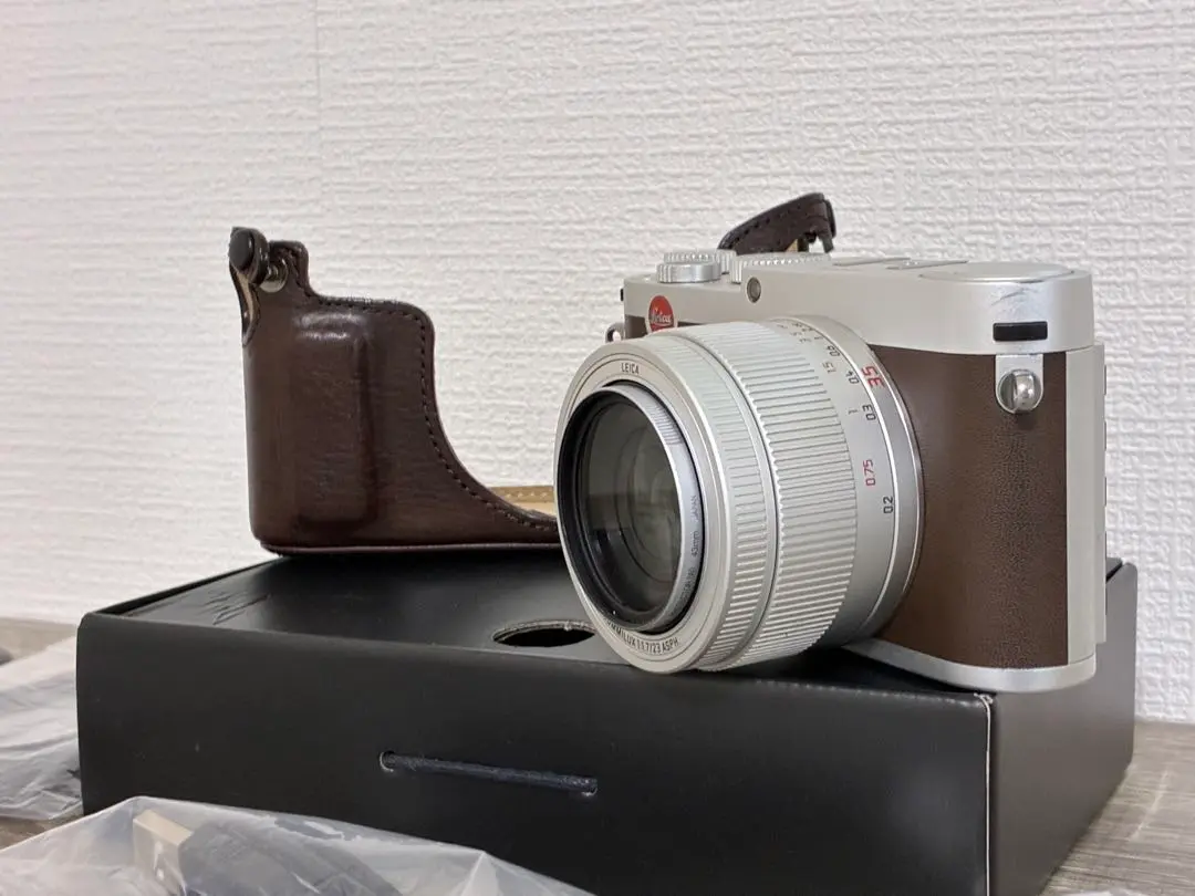 Leica X typ 113 & ビゾフレックス　プロテクター、ストラップ付 Leica's new X Typ 113 sports faster lens, better performance