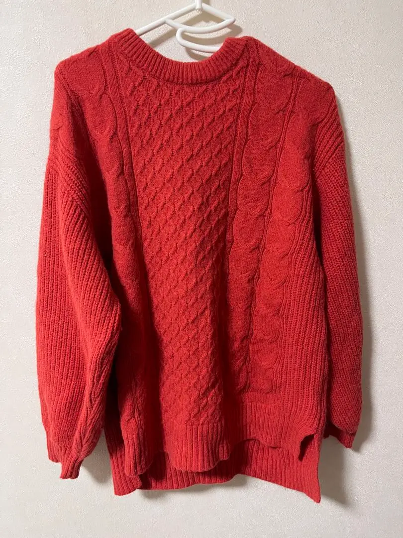 針織毛衣 紅色 纜繩編織 冬季 的縮圖