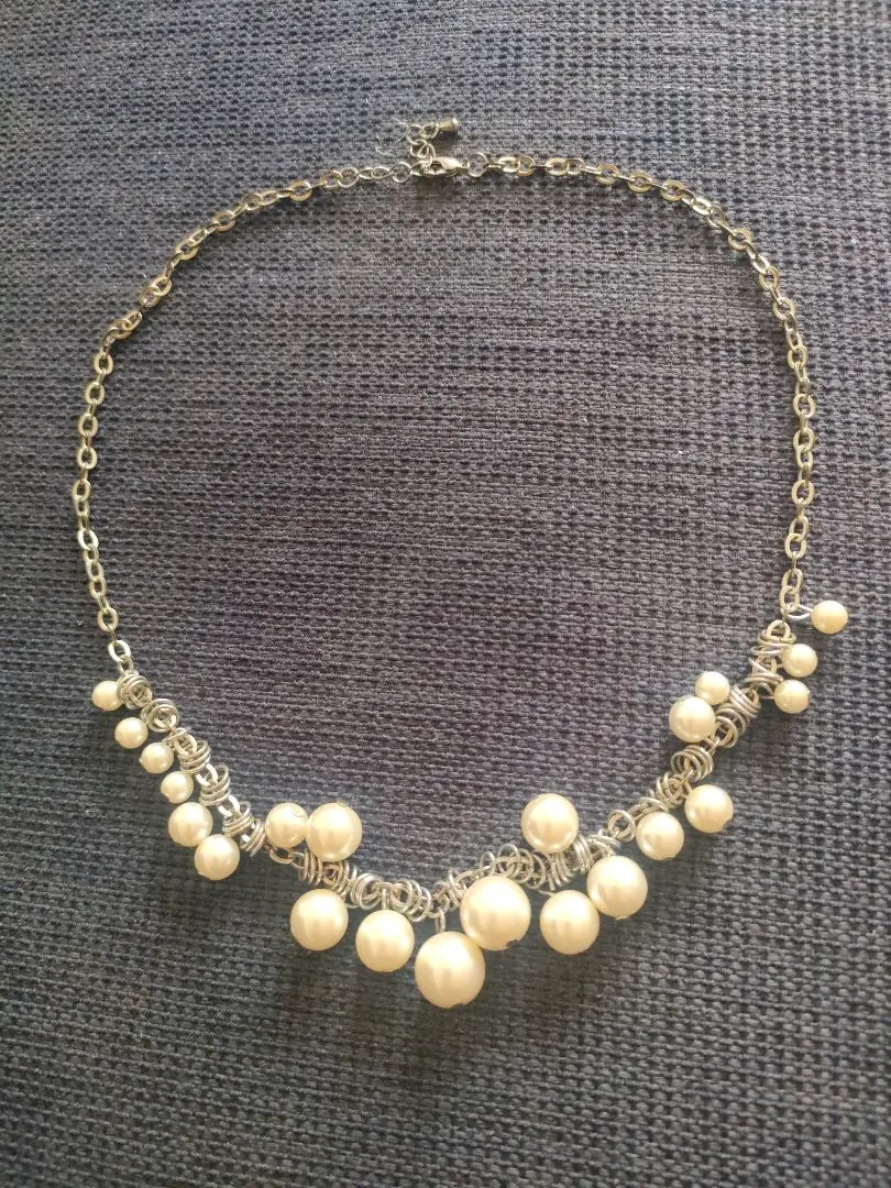 Thumbnail of Pearl and wire necklace