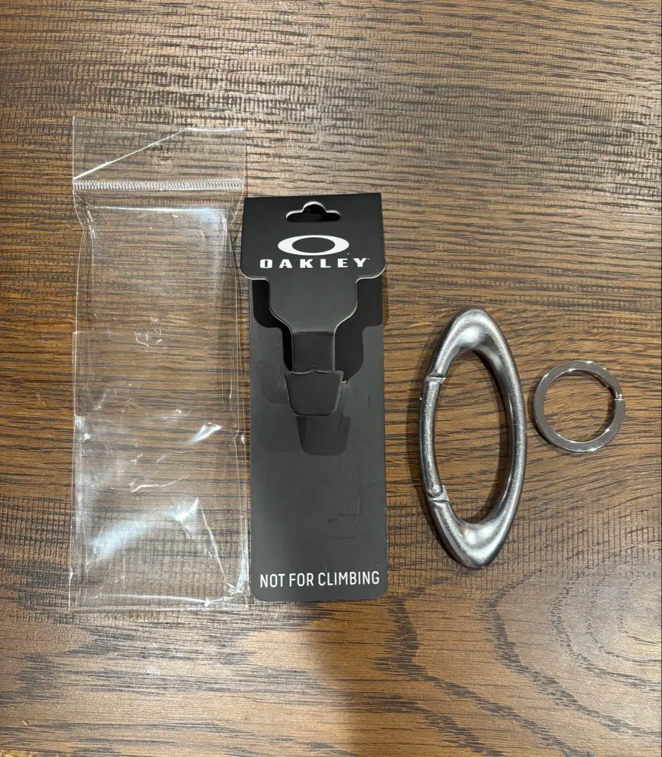 週末セール‼️激レア‼️オークリー　キーホルダー DIESEL ディーゼル キーホルダー X08456 P3552 H5808 三角