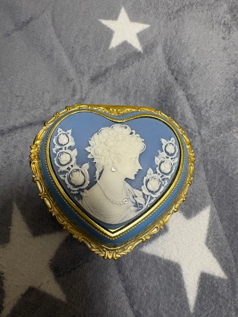 Thumbnail of Heart-shaped music box, blue, Nocturne