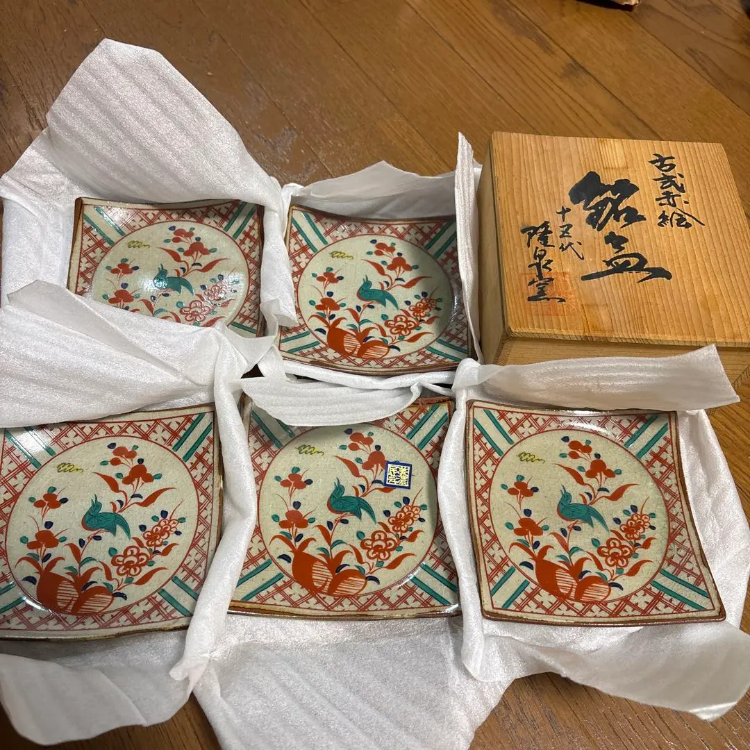 新品未使用 美濃焼 古式赤絵 十五代隆泉窯 ご飯茶碗 10個 茶碗 木箱 箱入 Amazon.co.jp: 美濃焼 十五代隆泉窯 蒸茶碗揃 間取花鳥 赤絵