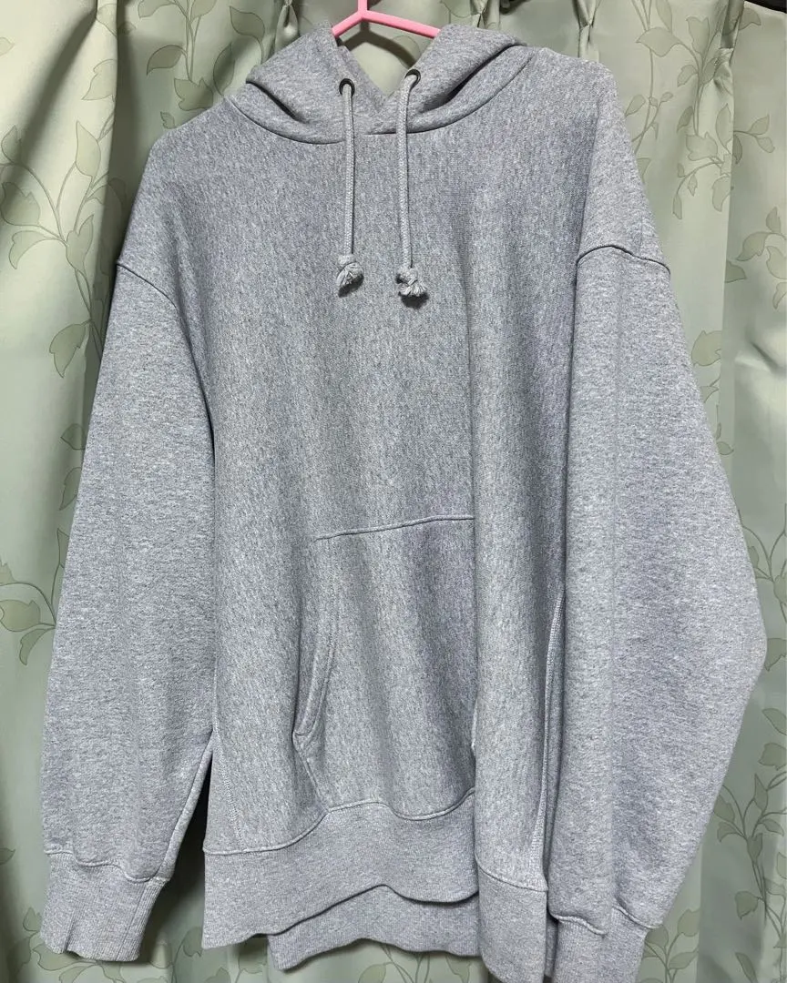 灰色連帽衫 的縮圖