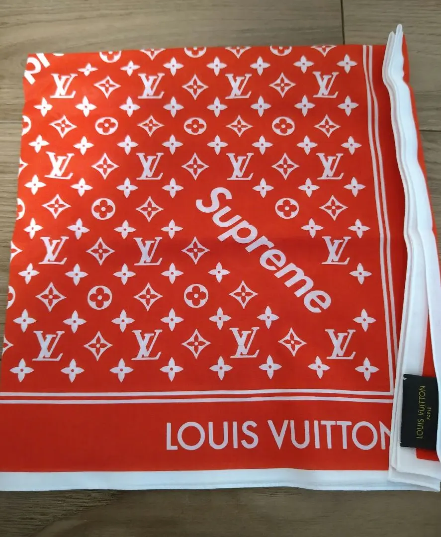 shigekicks LV×Supremeモノグラム バンダナ&バッジ2個 shigekicks様専用 LV×Supremeモノグラム バンダナ&バッジ2個
