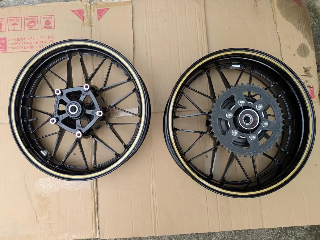 ☆ Kawasaki Z900RS タイヤ ホイール  ガレージ保管 美品  ☆ ☆ Kawasaki Z900RS タイヤ ホイール ガレージ保管 美品 ☆