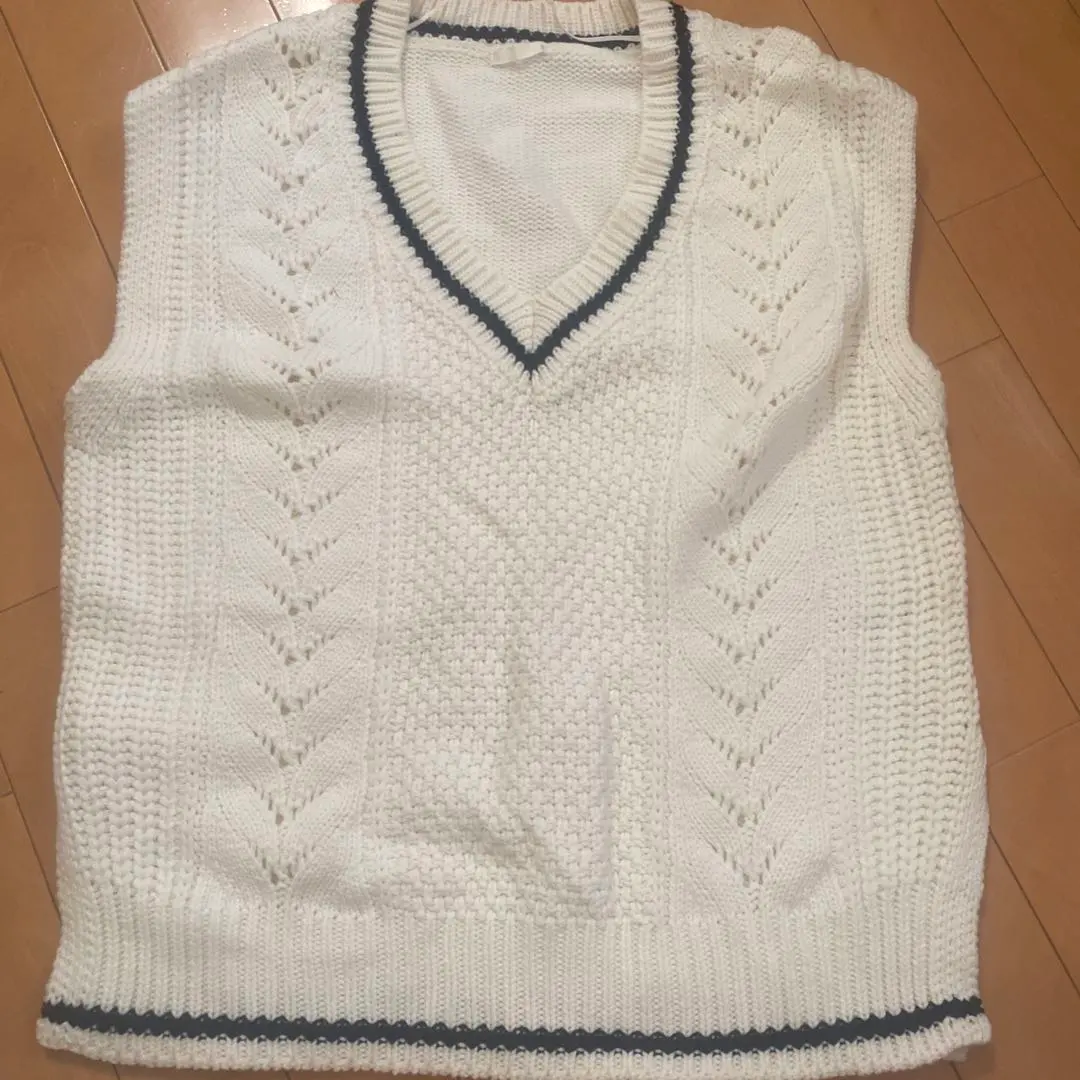 Thumbnail of White V-neck school vest, size S
