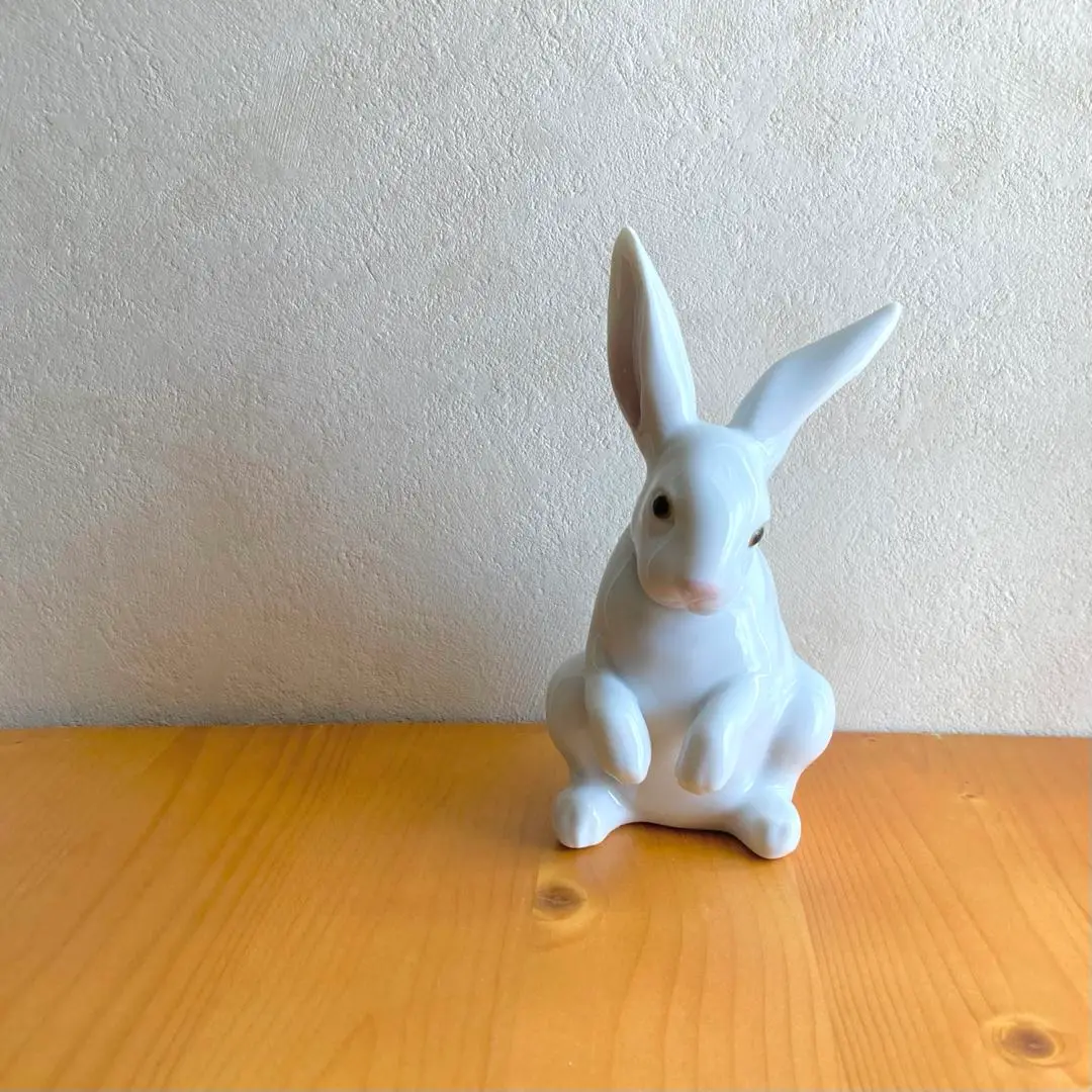 リヤドロ人形　ウサギ型陶磁器インテリア小物　箱入り LLADRO リヤドロ 花飾りの白うさぎ フィギュリン 陶器人形