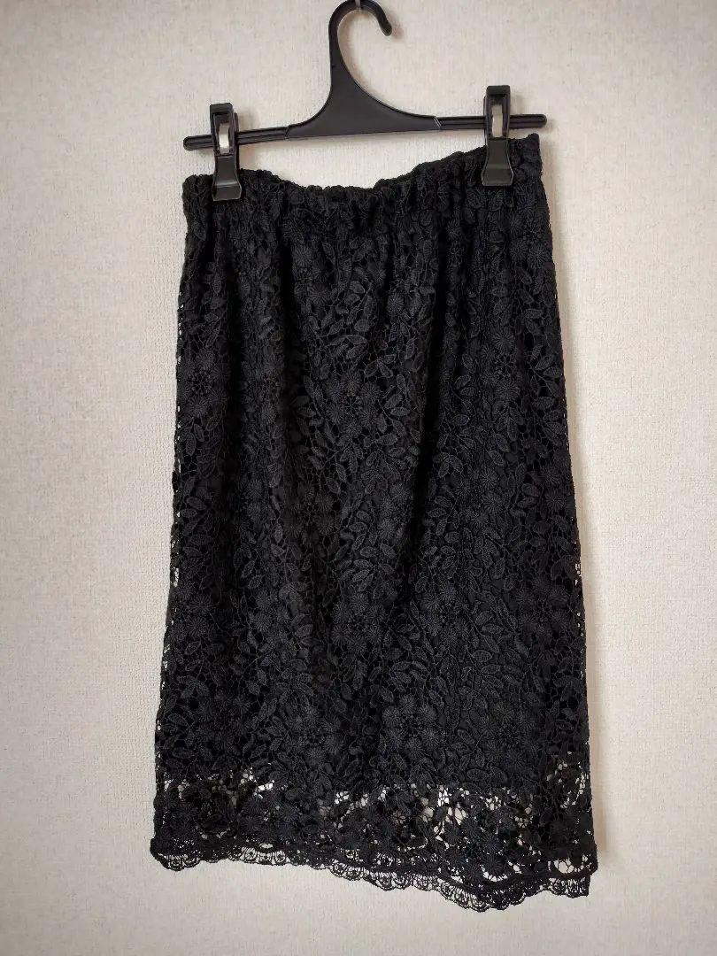 Thumbnail of Tight skirt, lace, M