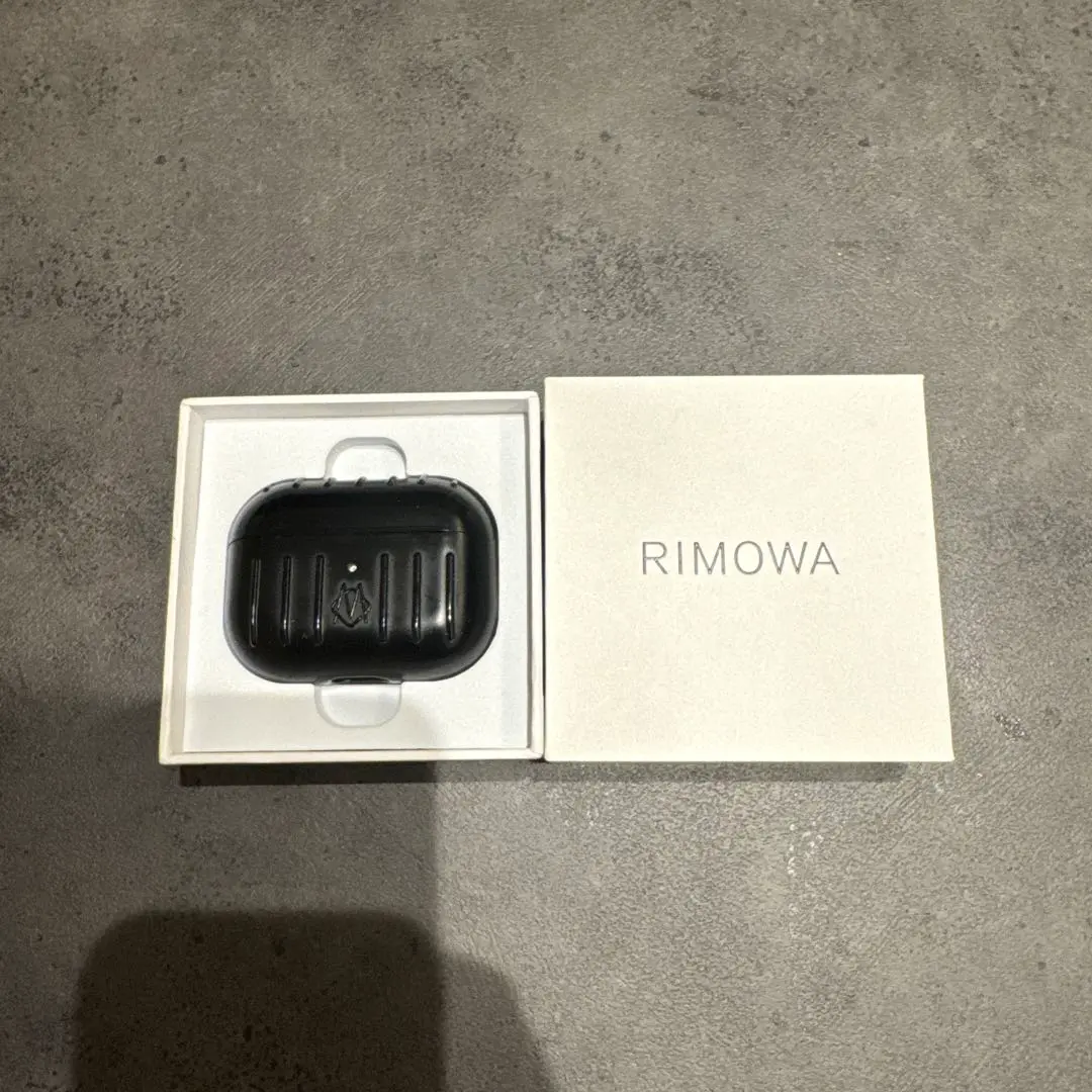 ［極美品　希少］RIMOWA リモワ　AirPods pro ケース　ブラック RIMOWA AirPods proケース - メルカリ
