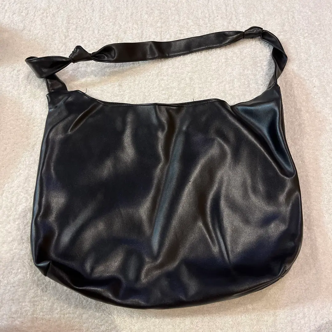 黑色皮革肩背包 的縮圖