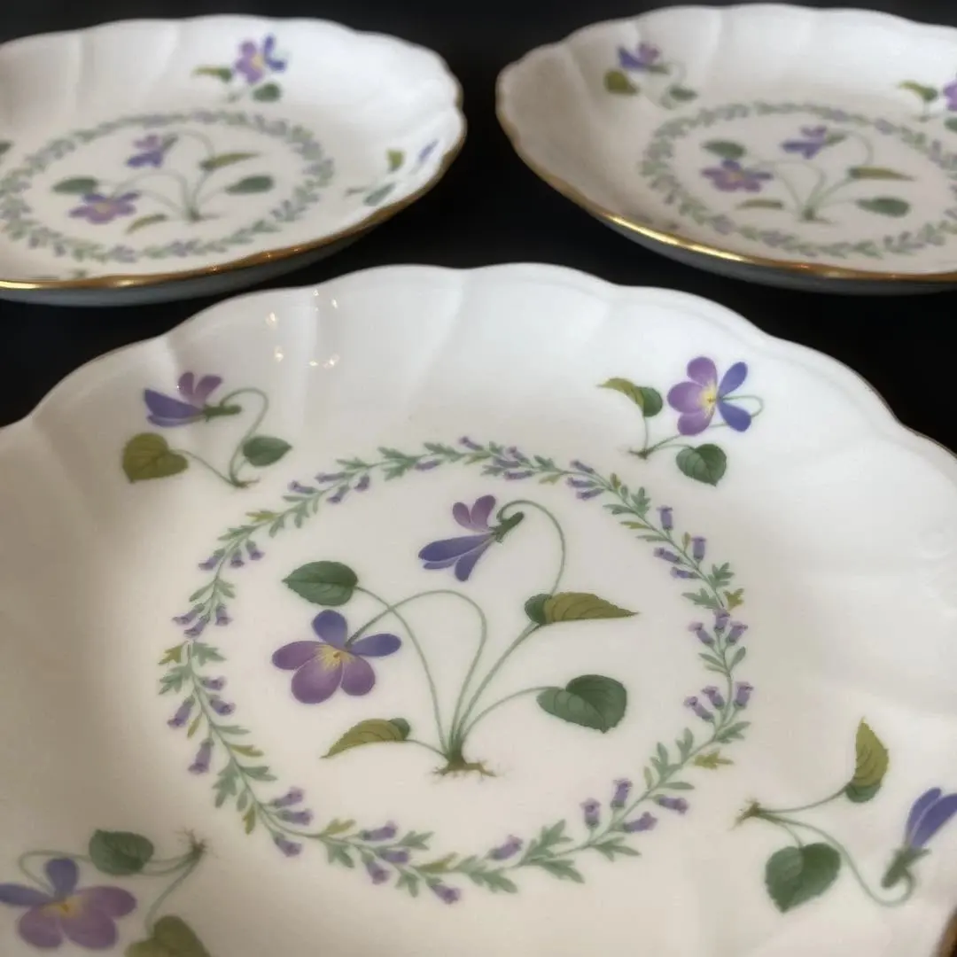 Thumbnail of Noritake Violet Dream set: 1 large plate and 3 small plates