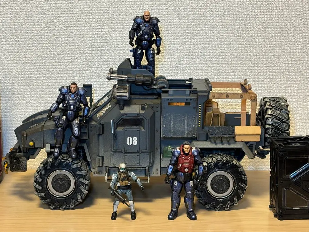 Neca インターステラー クーパー&アメリア フィギュア　ネカ Amazon.com: NECA Interstellar - Retro Style Clothed 8