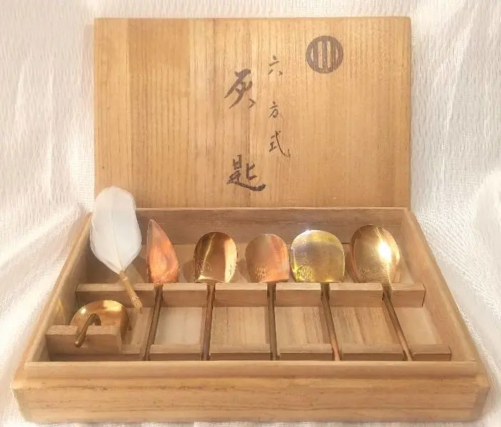 灰匙　六本組　『銅製』『刻印』『六方式灰匙』　共箱　茶道具 P979 灰匙 六本組 『銅製』『刻印』『六方式灰匙』 共箱 茶道具