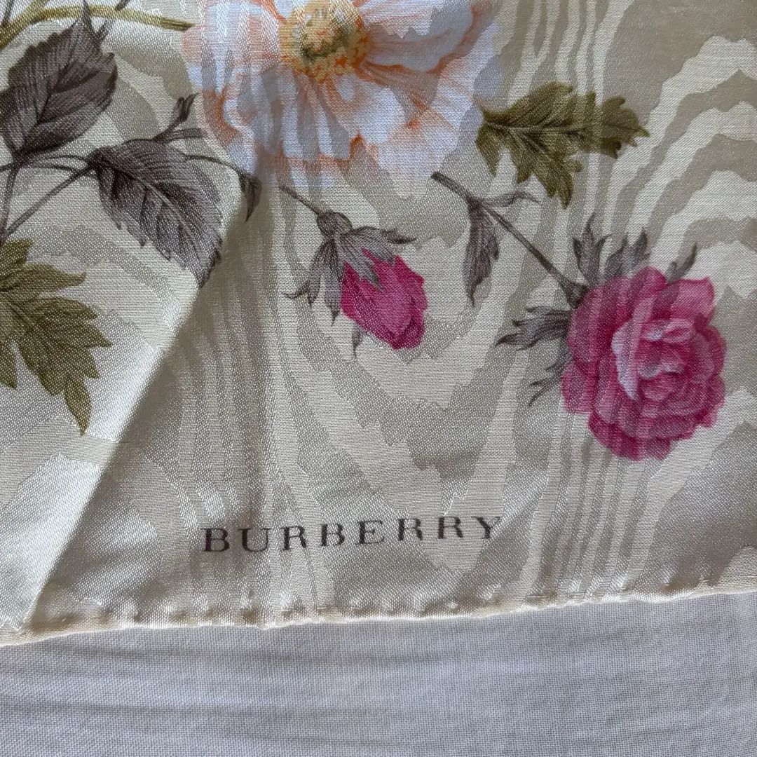 【未使用】BURBERRY シルク100％ スカーフ　花柄（赤） 2025年最新】BURBERRY 柄・デザイン：花柄 レディース バンダナ