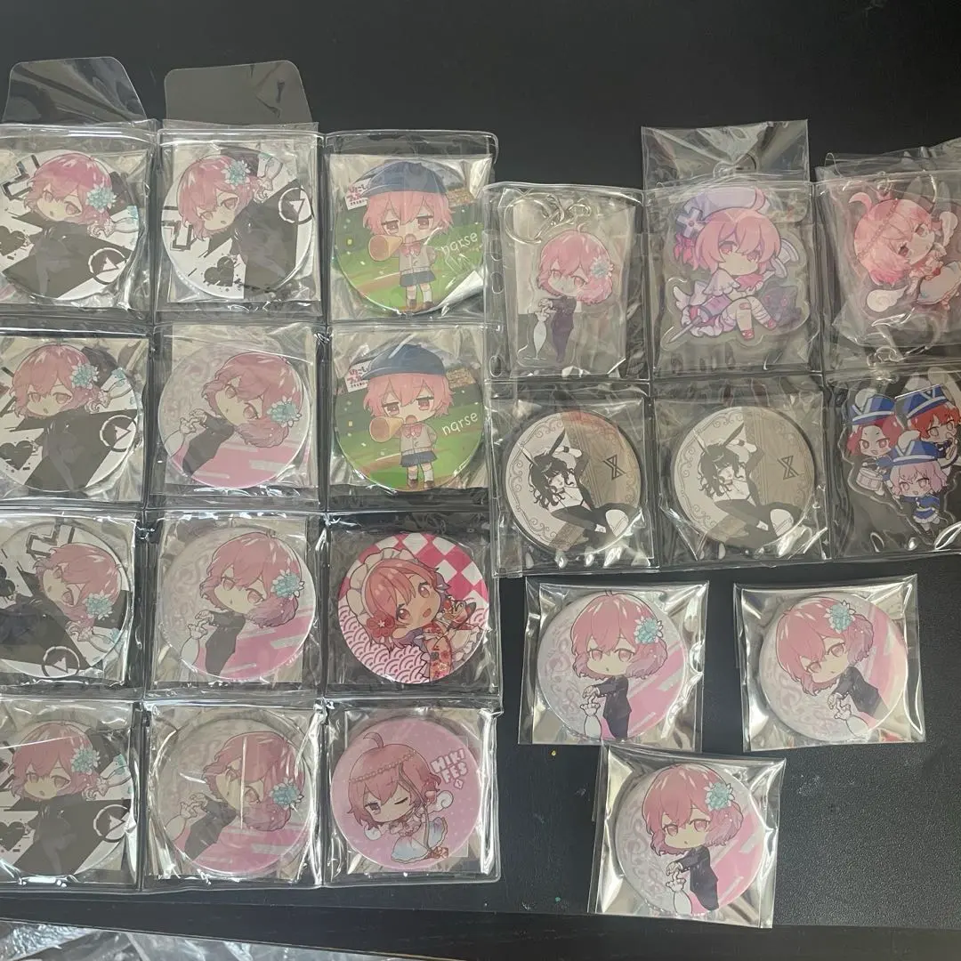 Thumbnail of Naruse Acrylic Keychain and缶 Badge Set