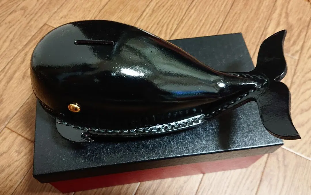 【新品、未使用品、箱付き】クジラ　貯金箱　鴻池製作所　鍵2個付 クジラ 貯金箱 くじら 本革 鍵付 箱付 鴻池製作所 鯨 - メルカリ