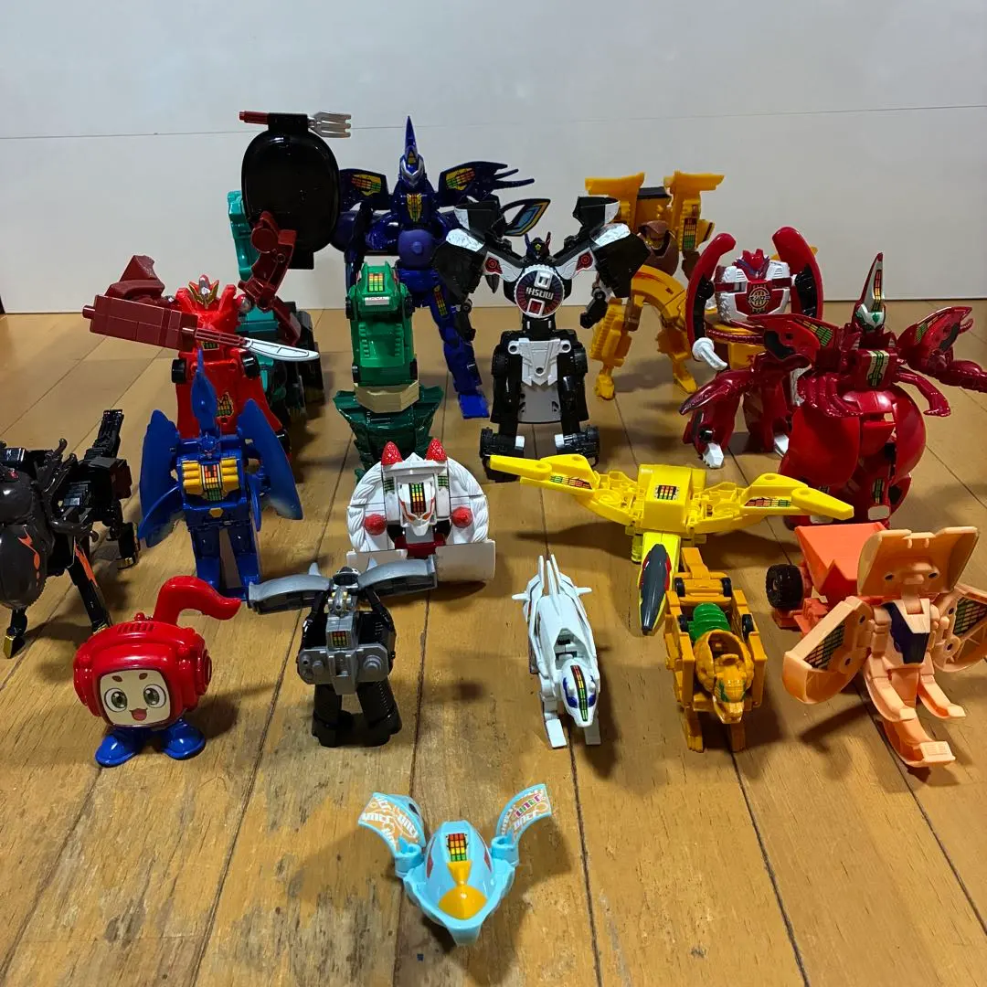 Thumbnail of Unitrobo-bone Lot of 16 figures, 34 pieces. Utazo, Ice Cream