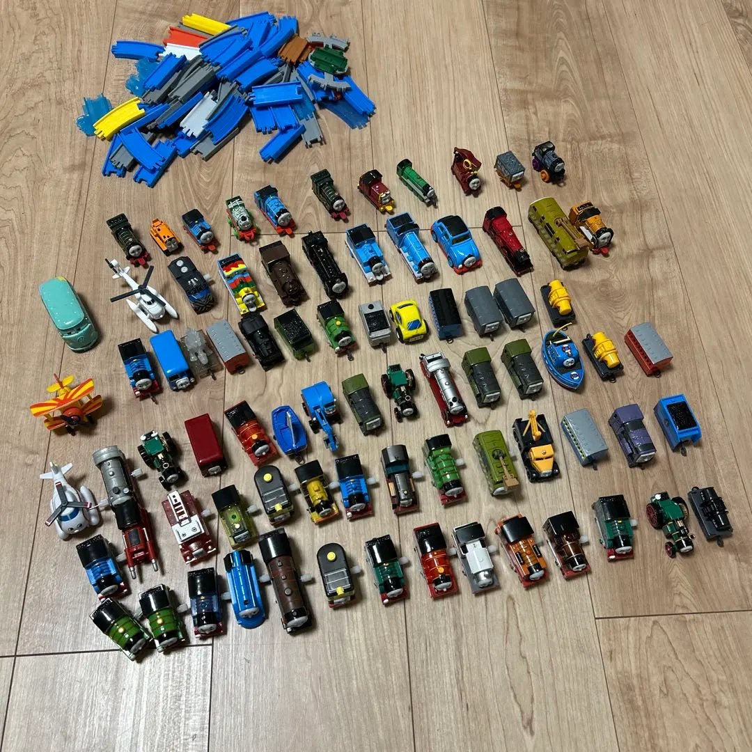 湯瑪士 轉蛋火車 約80個附贈軌道 的縮圖