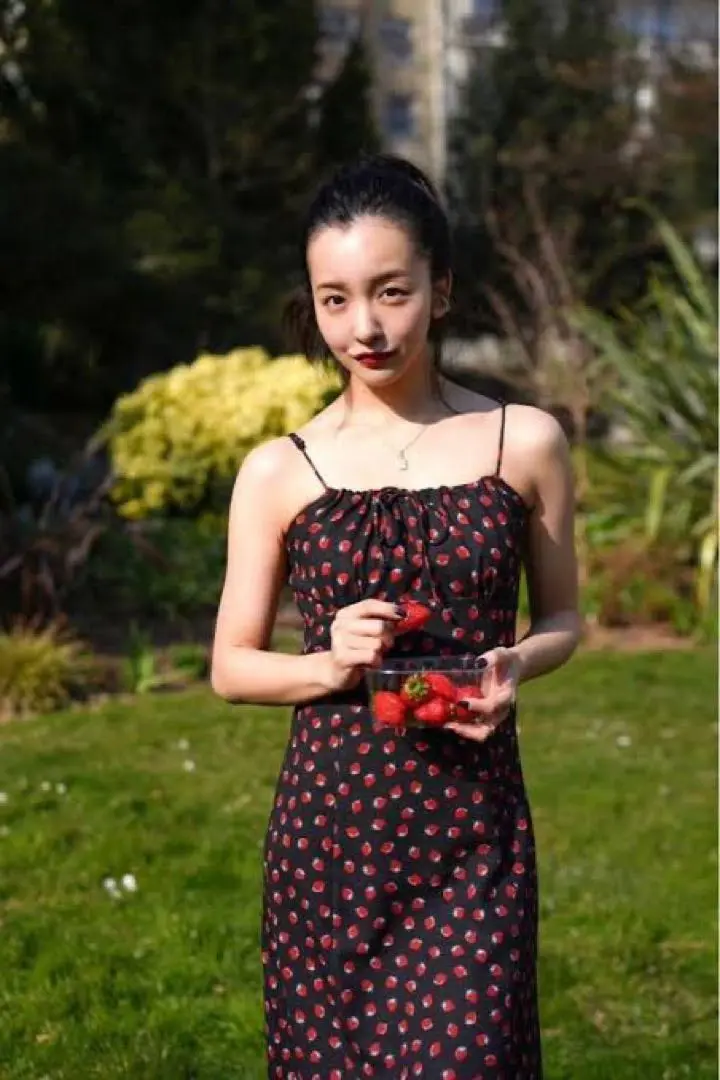 ワンピース rosyluce STRAWBERRY CAMISOLE DRESS 𝗥𝗼𝘀𝘆 𝗖𝗵𝗲𝗿𝗿𝘆 𝗖𝗮𝗺𝗶𝘀𝗼𝗹𝗲 𝗗𝗿𝗲𝘀𝘀 🍒🤍 ROSY