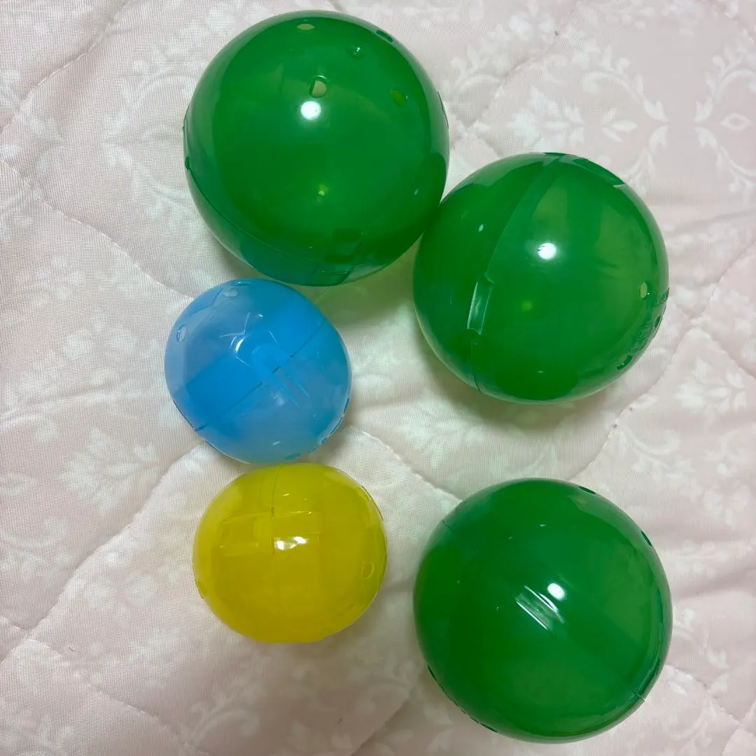 Thumbnail of Capsule toys: 3 large capsules, 2 small capsules