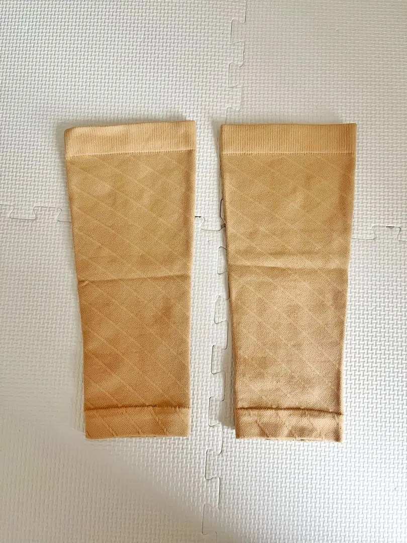 Thumbnail of Beige compression socks with diamond pattern