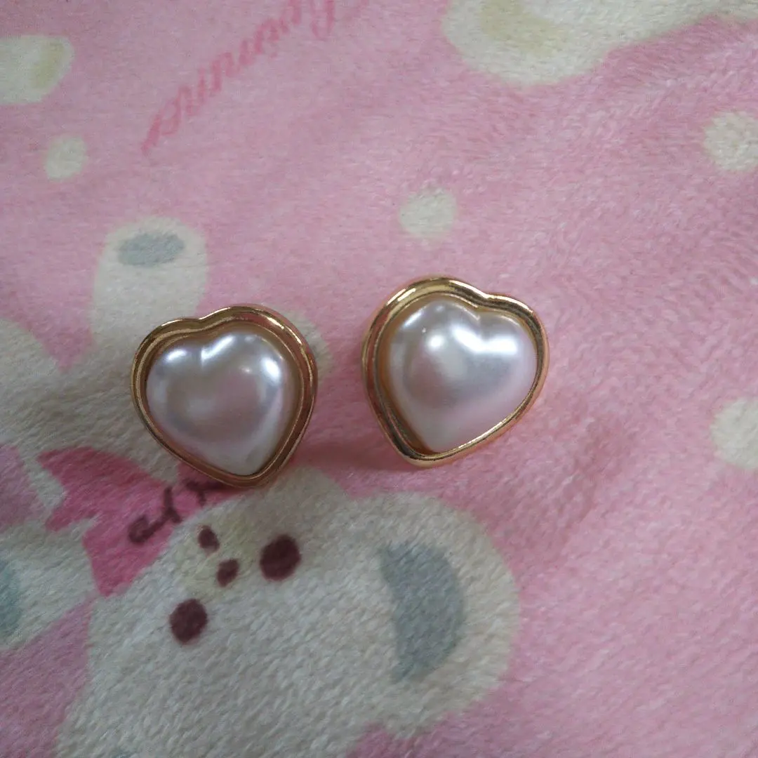 Thumbnail of Heart pearl earring accessory gold white simple casual heart cute