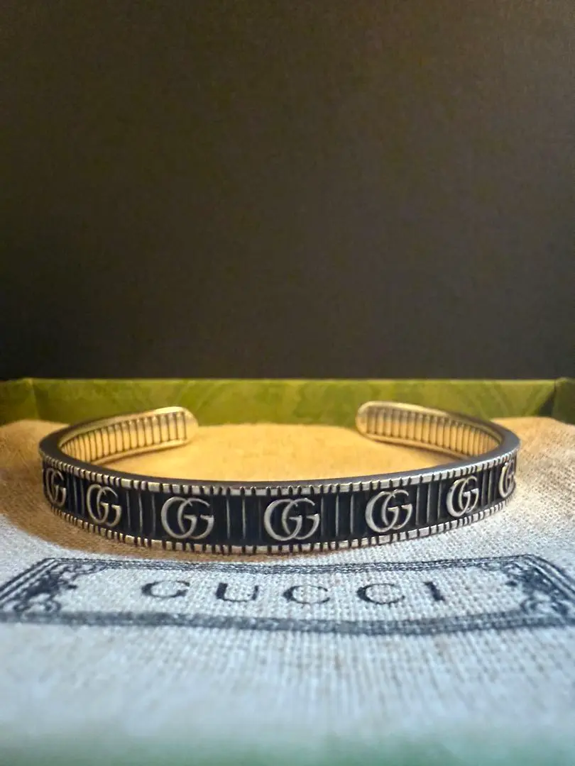 GUCCI シルバーピアス 箱・ポーチ付き　4217G8402 GUCCI シルバーピアス 箱・ポーチ付き 4217G8402