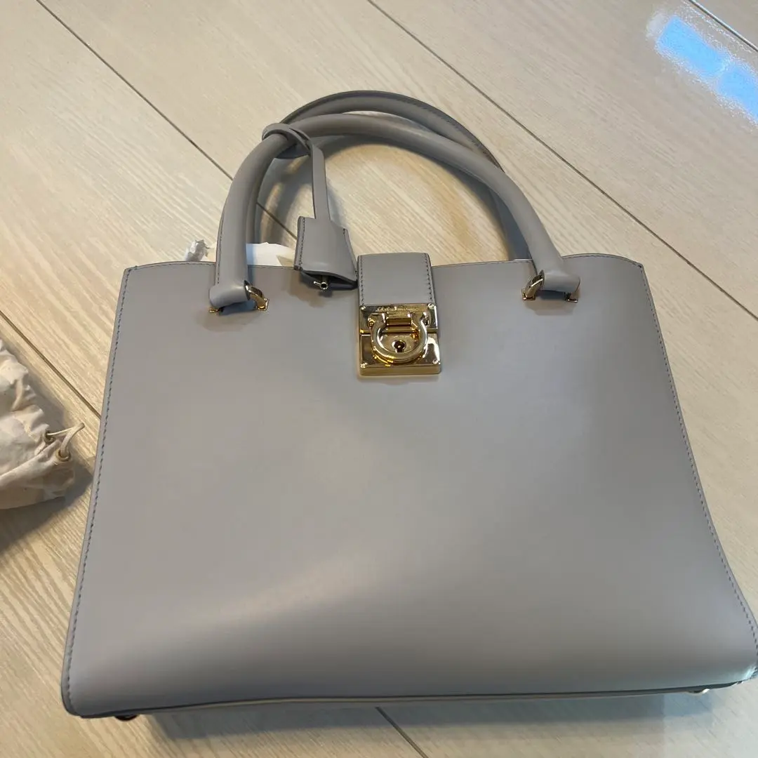 2025年最新】Salvatore Ferragamo カラー：グレイ系
