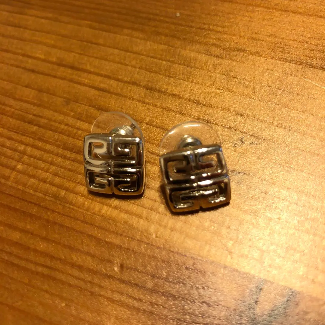 2025年最新】Givenchy ピアス 形：キャッチ・スタッド