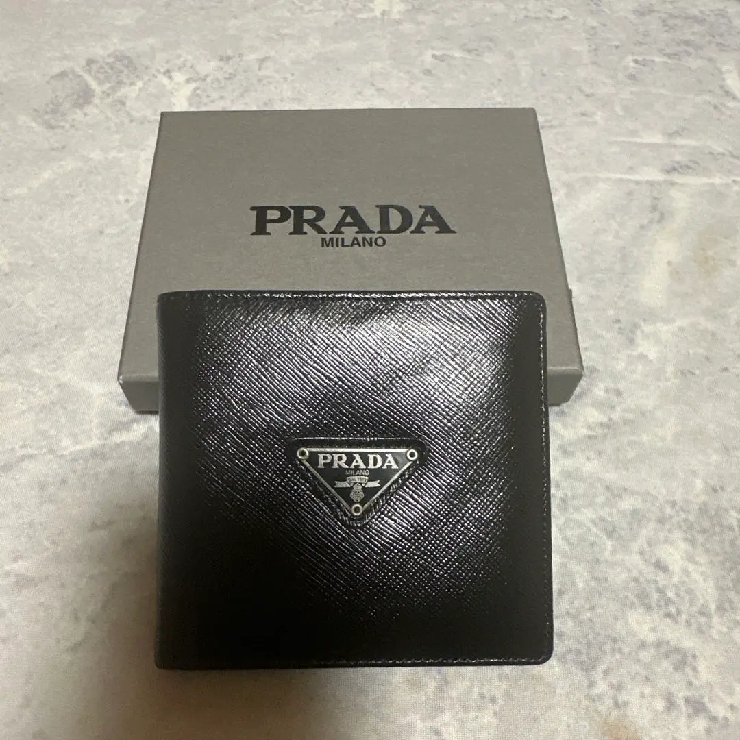 PRADA 黑色 兩折錢包 皮革 的縮圖