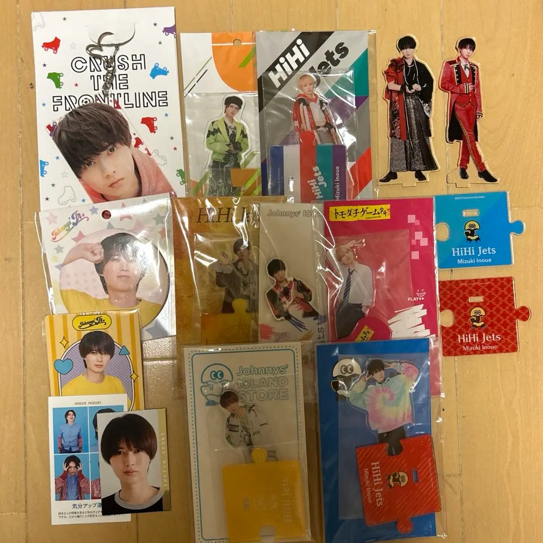 Thumbnail of HiHi Jets Mizuki Inoue acrylic stand, acrylic keychains, and can badges