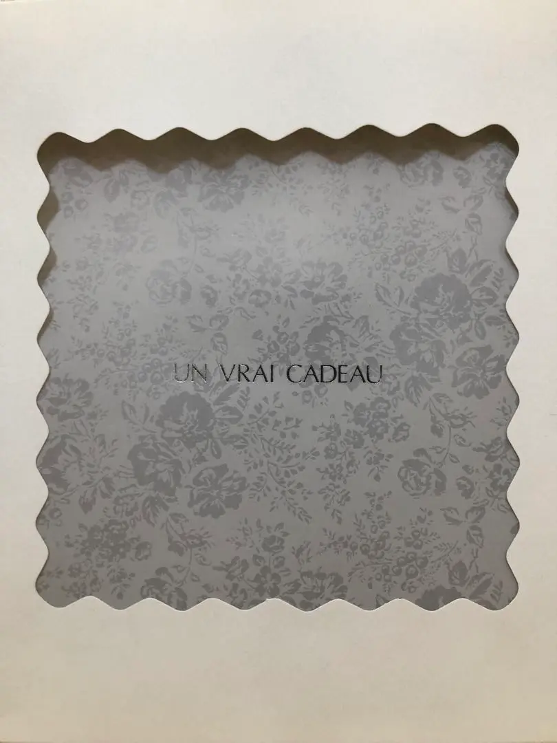 【UN VRAI CADEAU】　刺繍ハンカチ　箱付き　オマケ付き 2025年最新】ハンカチ vraiの人気アイテム - メルカリ