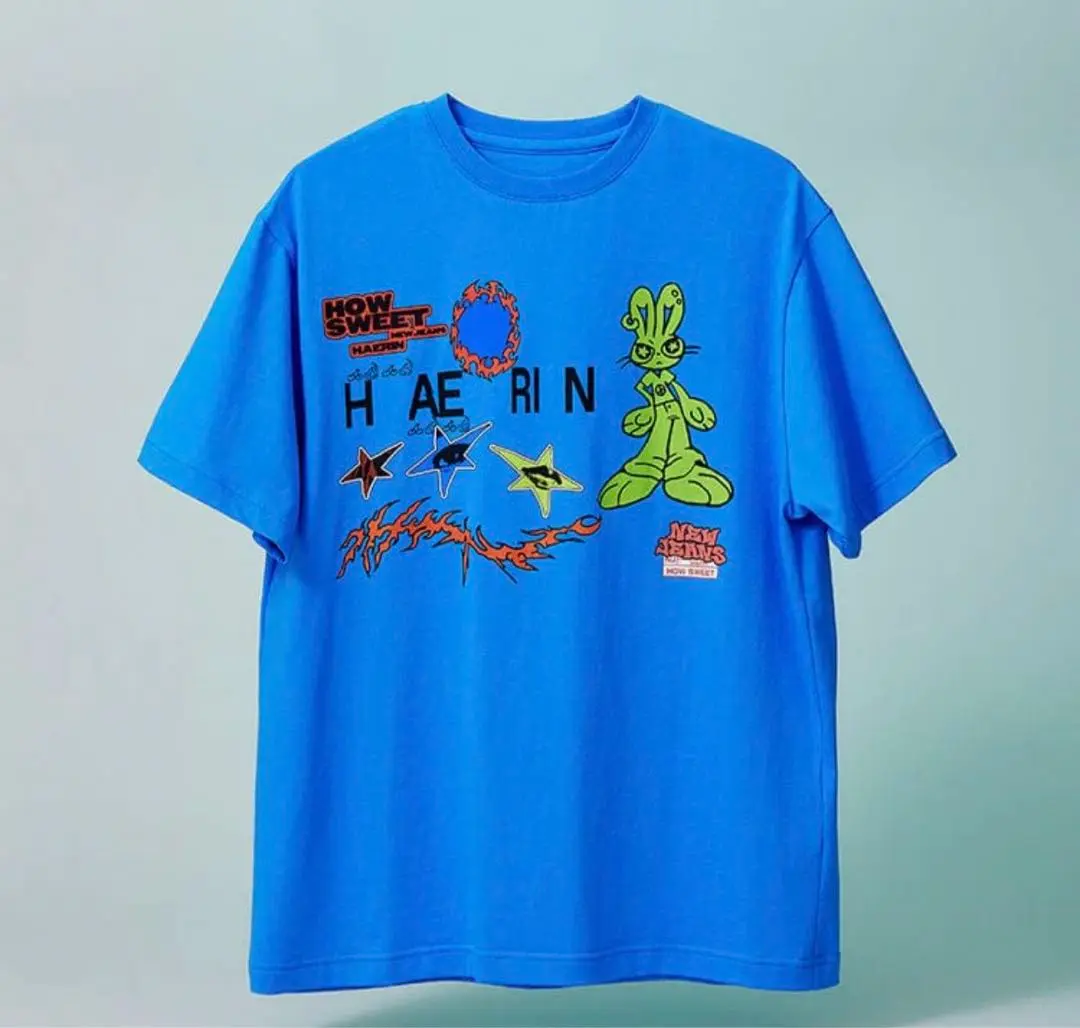 How Sweet Tシャツ(BLUE) new jeans ニュージーンズ 人気 ☆ NEWJEANS ☆ HOW SWEET T-SHIRT HANNI WHITE (Tシャツ