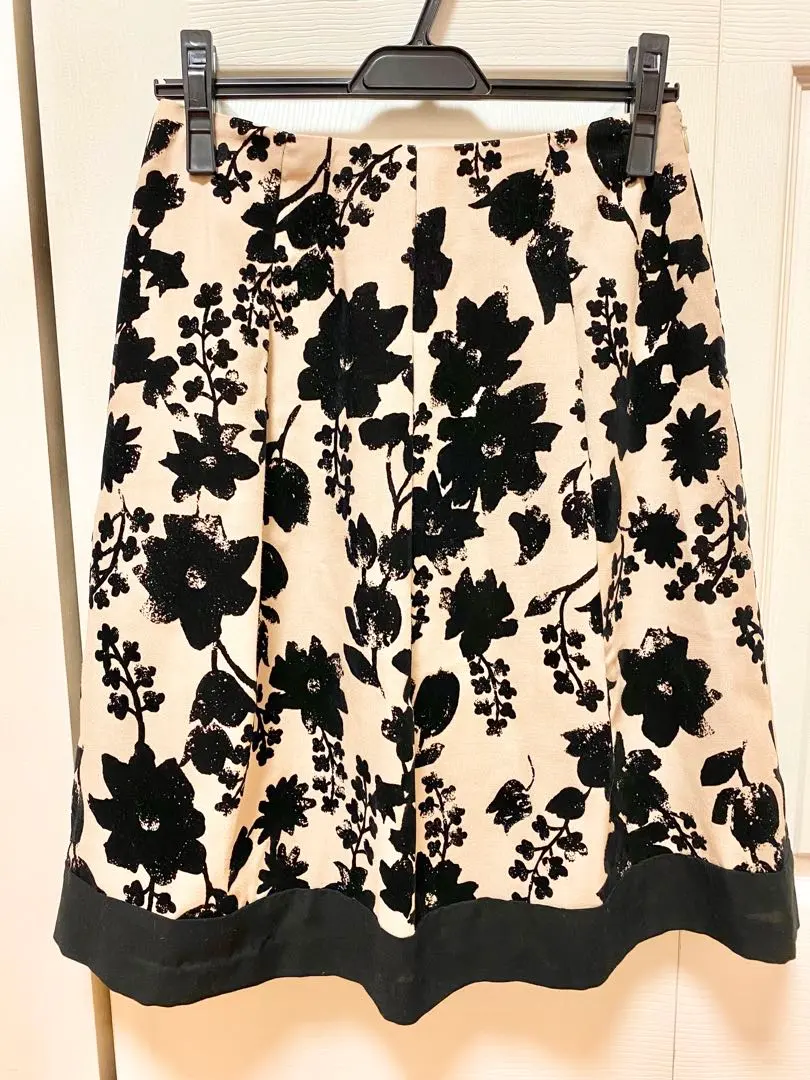 Thumbnail of Excellent Condition Gallery Visconti Knee-Length Floral Flare Skirt