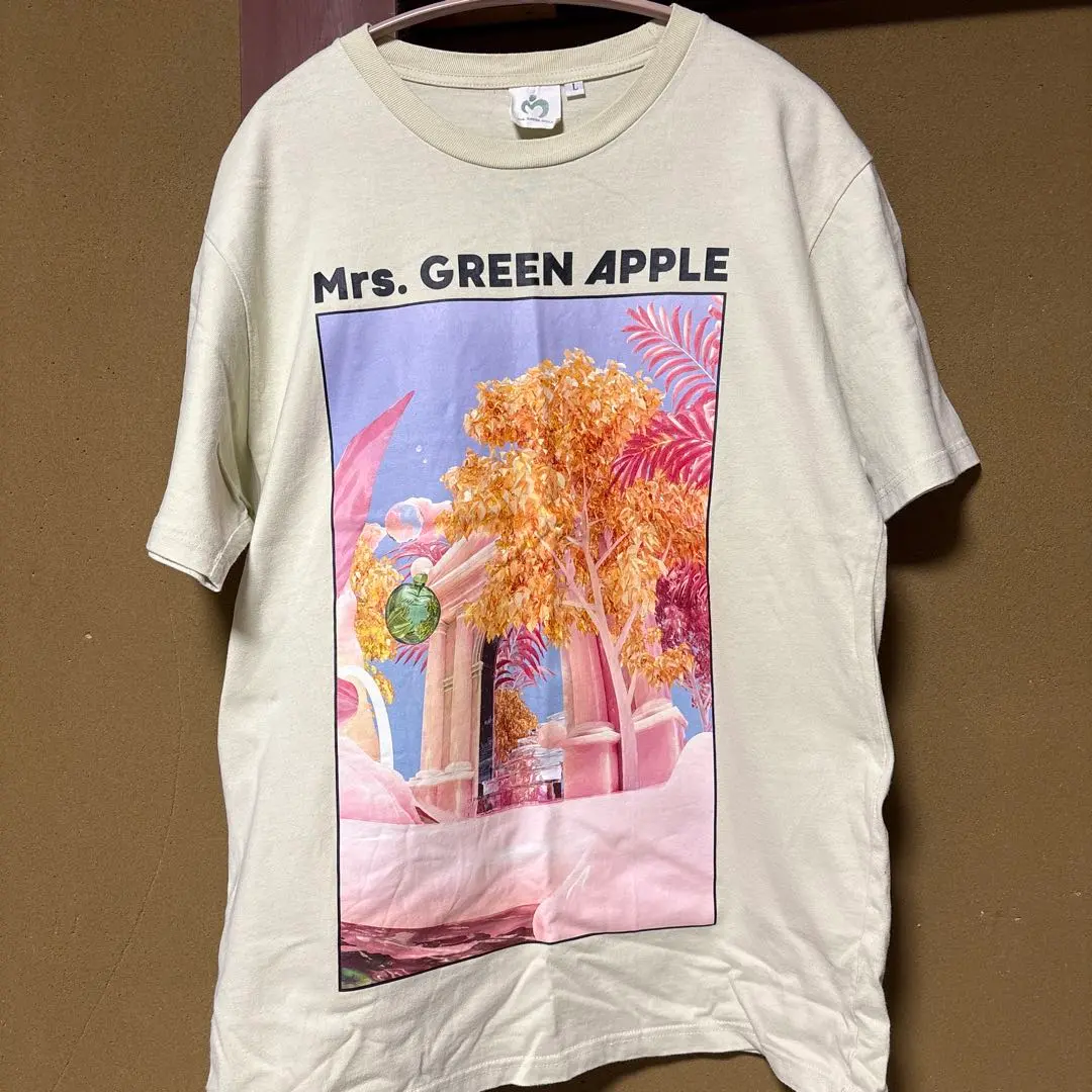 Mrs. GREEN APPLE Tシャツ Mサイズ　Utopia 最終値下げ】Mrs. GREEN APPLE Utopia Tシャツ - メルカリ