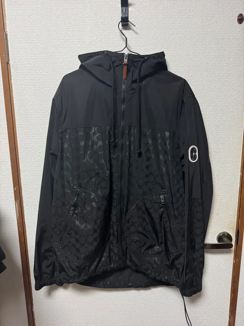 新品COACH ダークグレー マウンテンパーカー 蛍光イエローアクセント 新品COACH ダークグレー マウンテンパーカー 蛍光イエローアクセント