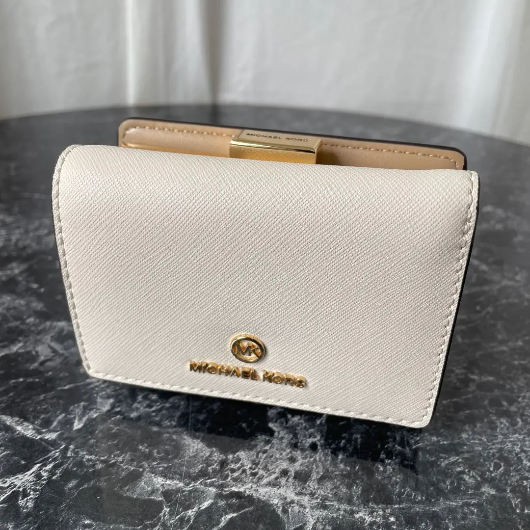 ⭐︎ 【美品】かわいい♡マイケルコース　がま口♪3つ折り財布　ホワイト Amazon.co.jp: [マイケルコース] 財布 レディース 3つ折り