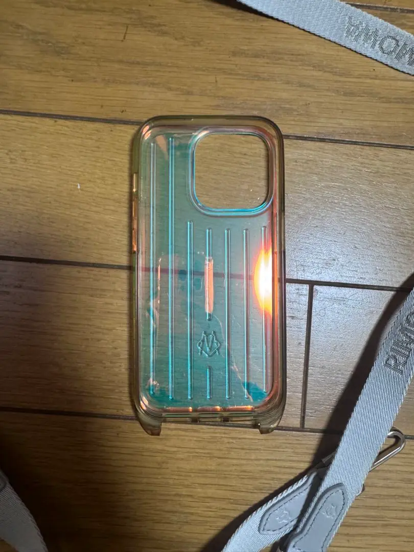 RIMOWA  iPhone 15 Proケースイリディセント ストラップ付き RIMOWAリモワ iPhone 15 Pro用虹色ケース ストラップ付き