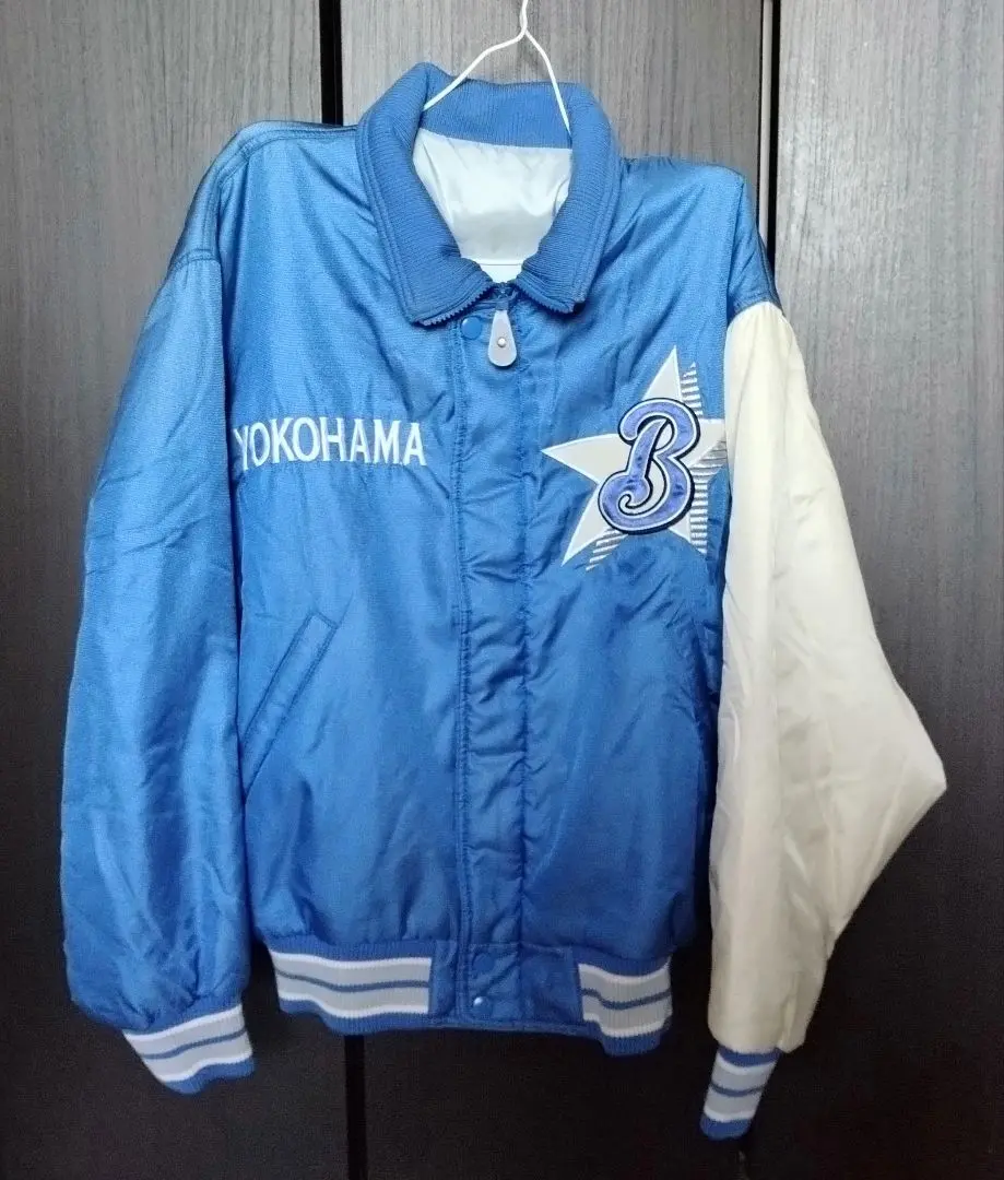 横浜ベイスターズ グラウンドコート ナイロン スタジアムジャンパー ブルーB33 2/1(金)デザイン一新！グラウンドコートなどレプリカアウター