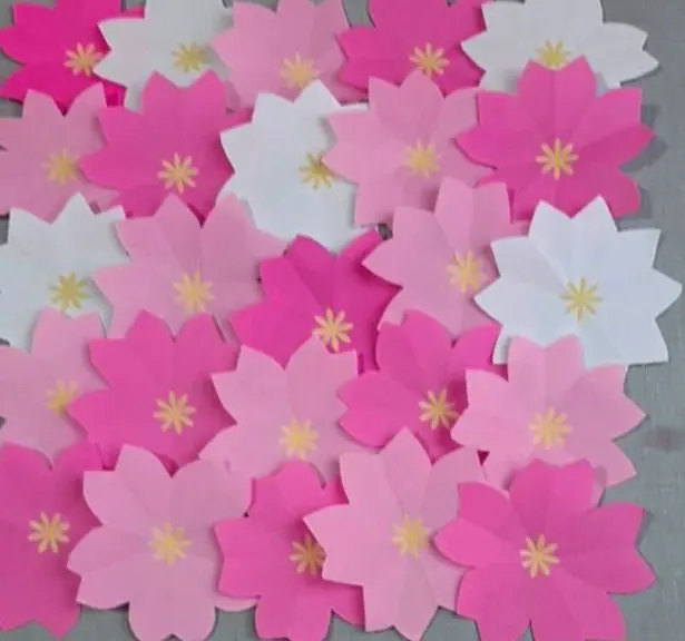 Thumbnail of How about these for spring wall decorations? Origami, pink and white cherry blossoms, 45 pieces, G