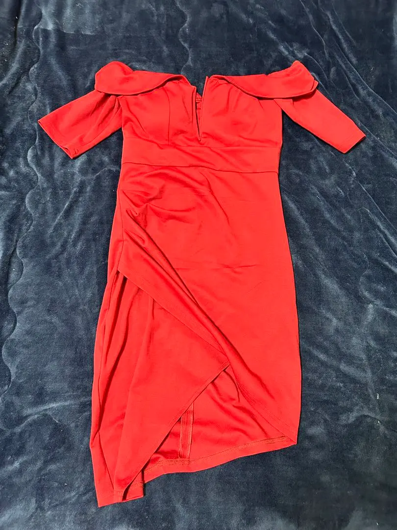 紅色露肩緊身洋裝 的縮圖