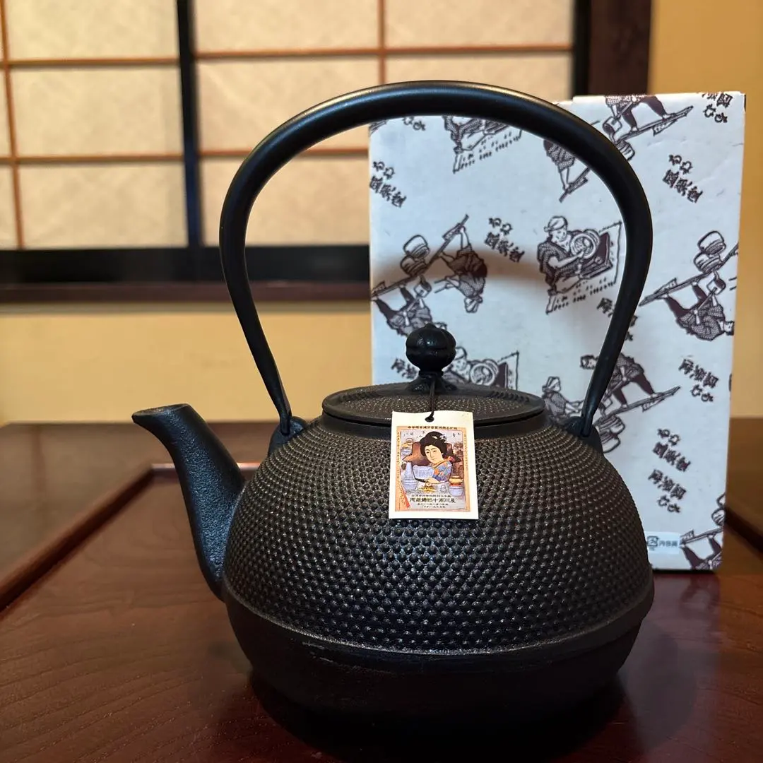 未使用品相当、供箱等付属品付　南部盛榮堂(OIGEN)造　１８型アラレ　南部鉄瓶 OIGEN】【セット】南部鉄器 急須／千草（黒）＆瓶敷／アラレ14cm