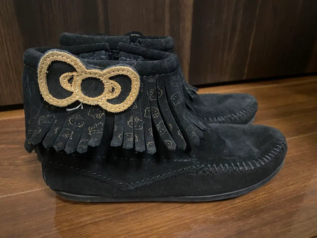 MINNETONKA×ハローキティコラボ　黒スエード モカシン 2025年最新】minnetonka キティの人気アイテム - メルカリ