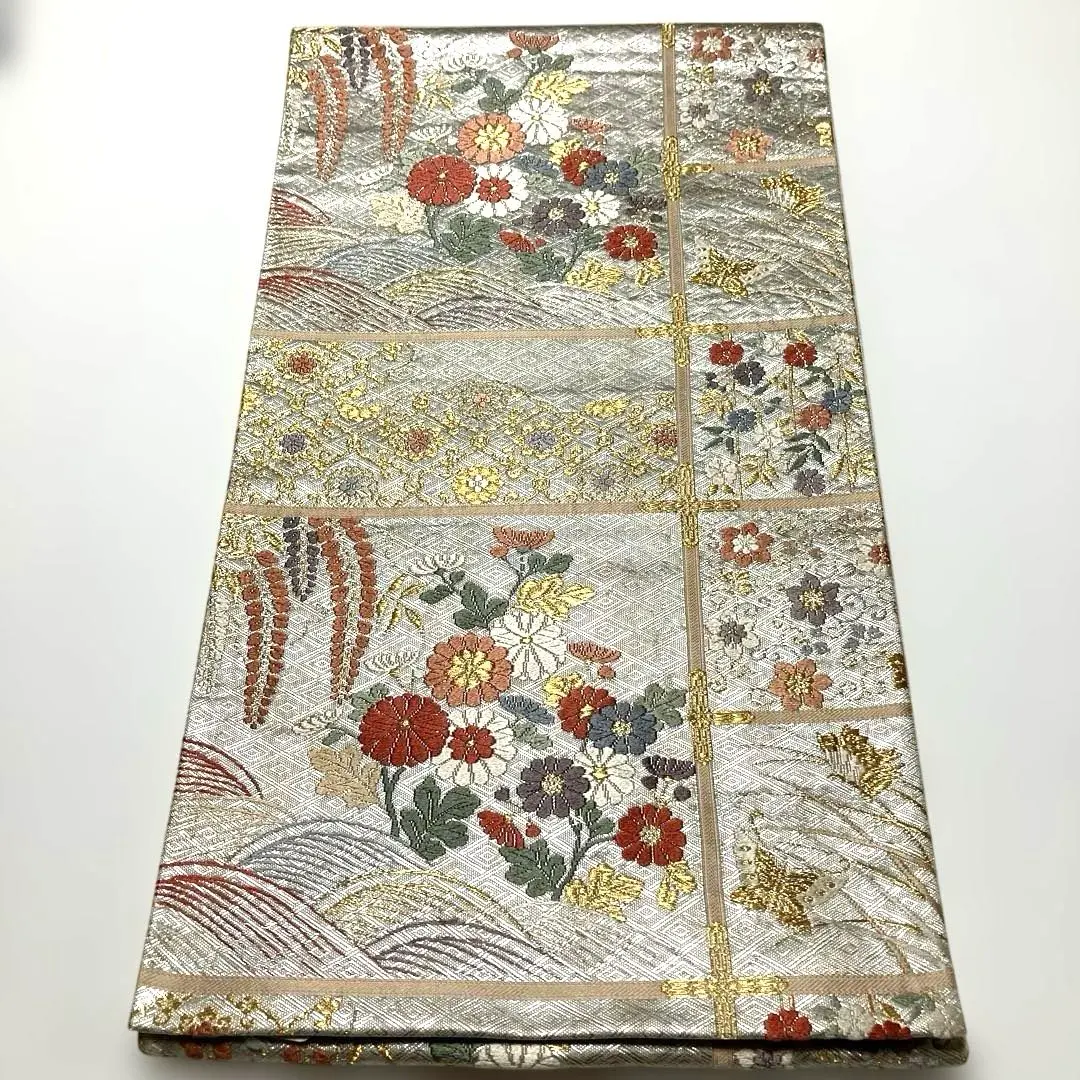 華麗花紋銀色唐織袋帶 的縮圖