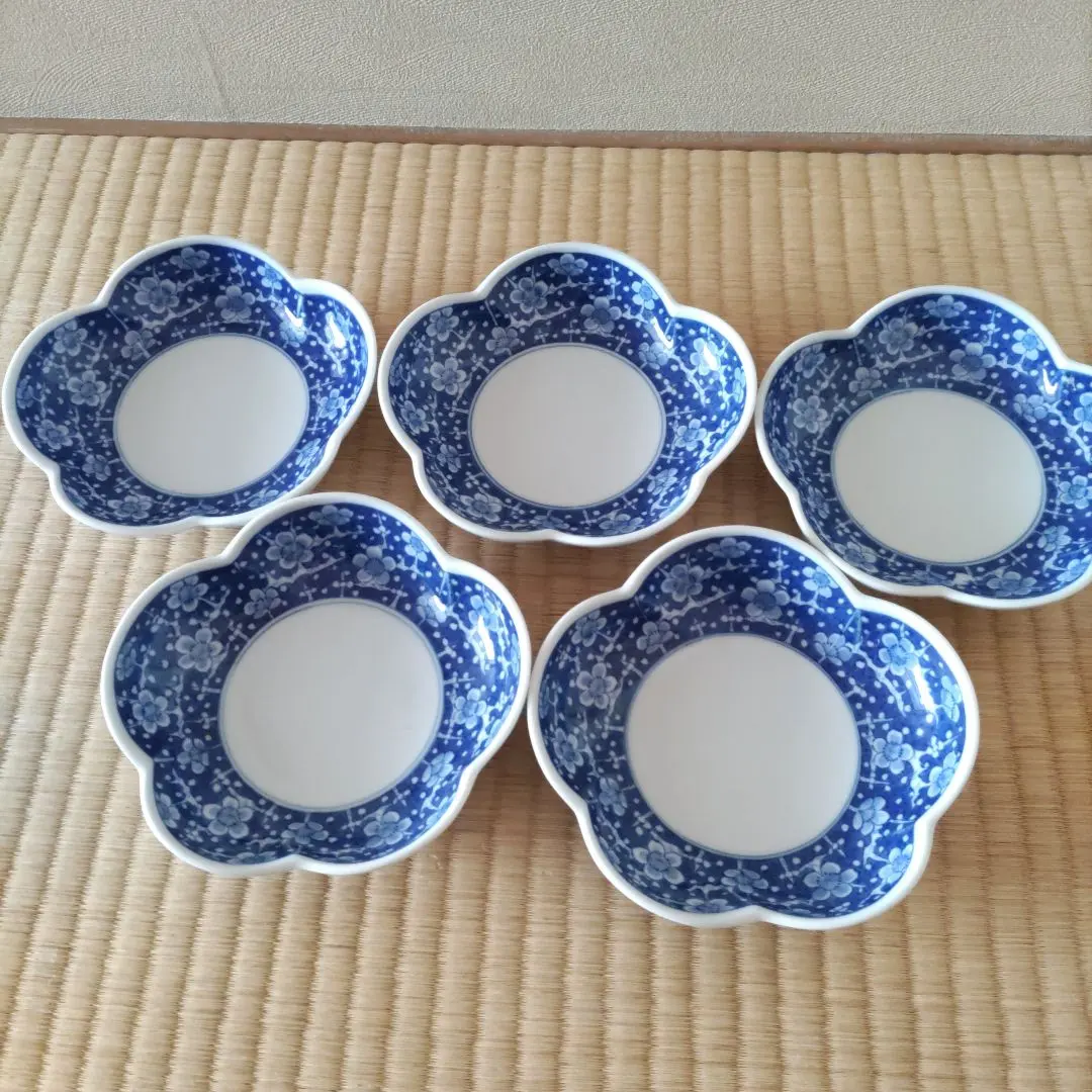 Thumbnail of Kizen Kiln, Arita ware, Sometsuke (blue and white), Plum-shaped dishes, set of 5
