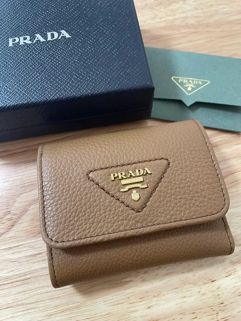 プラダ　ダークブラウン　３つ折り　財布　茶色　レザー　3角ロゴ 2025年最新】PRADA カラー：ブラウン系 三つ折り財布の人気