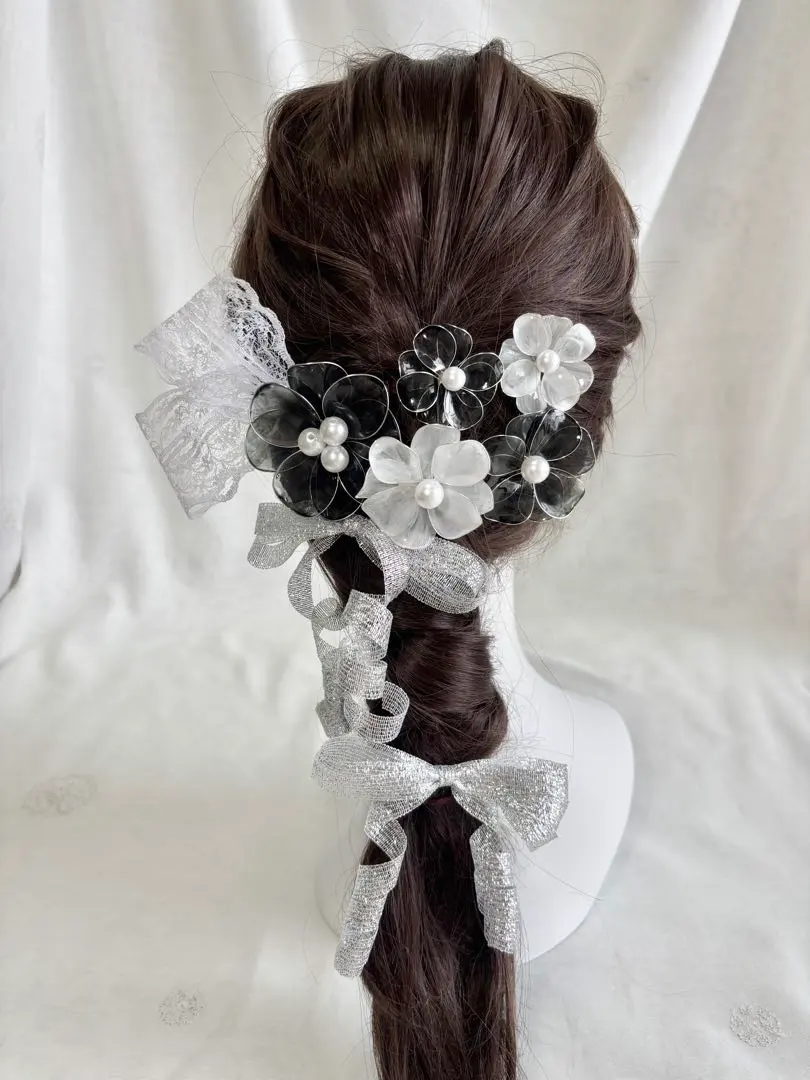 Thumbnail of Black and white anemones, American flower, seijinshiki furisode pre-shoot, graduation hakama, bridal pre-shoot