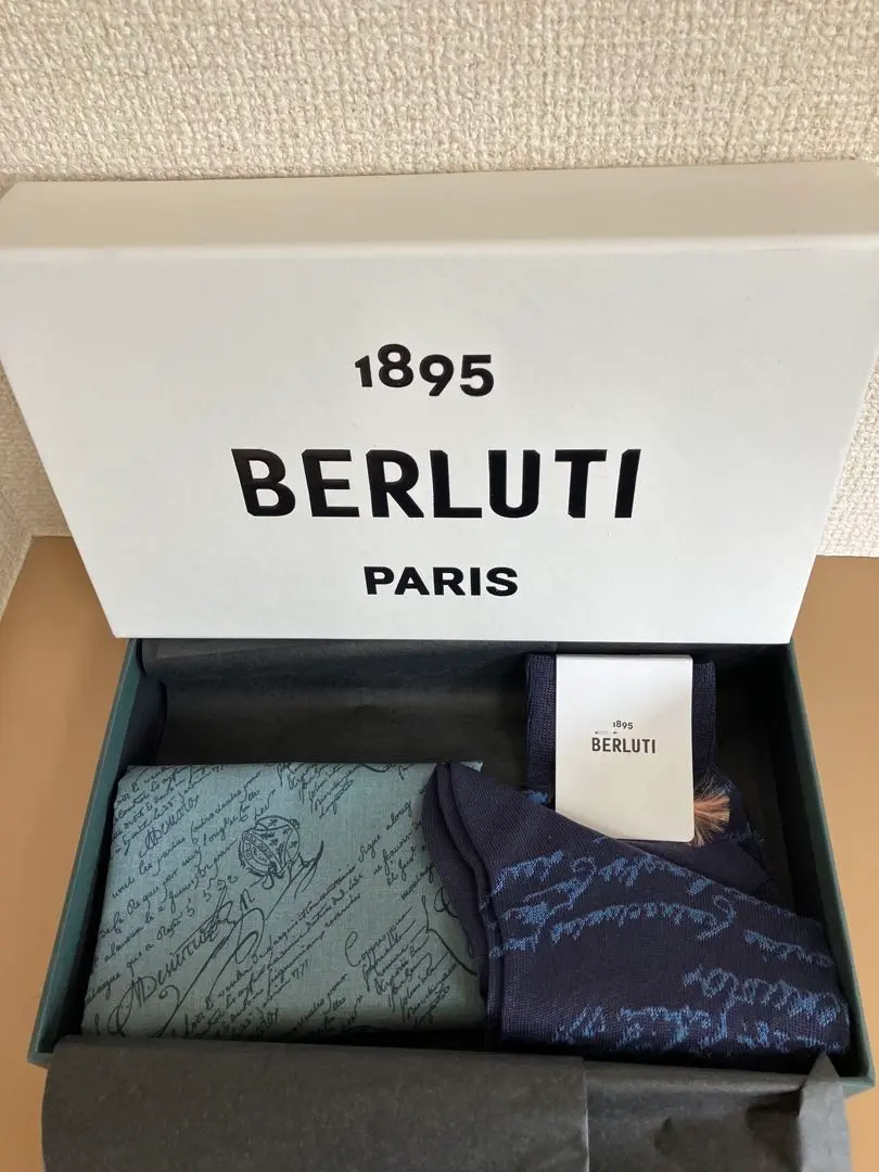 ベルルッティ Berluti 濃紺 シルク ハンカチ ベルルッティ Berluti 濃紺 シルク ハンカチ