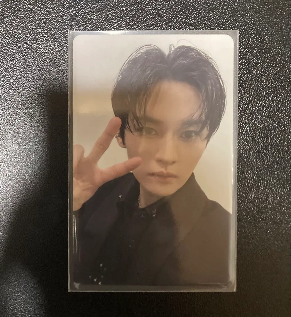 Thumbnail of Stray Kids Lee Know (Lino) "DOMINATE" Benefit Trading Card