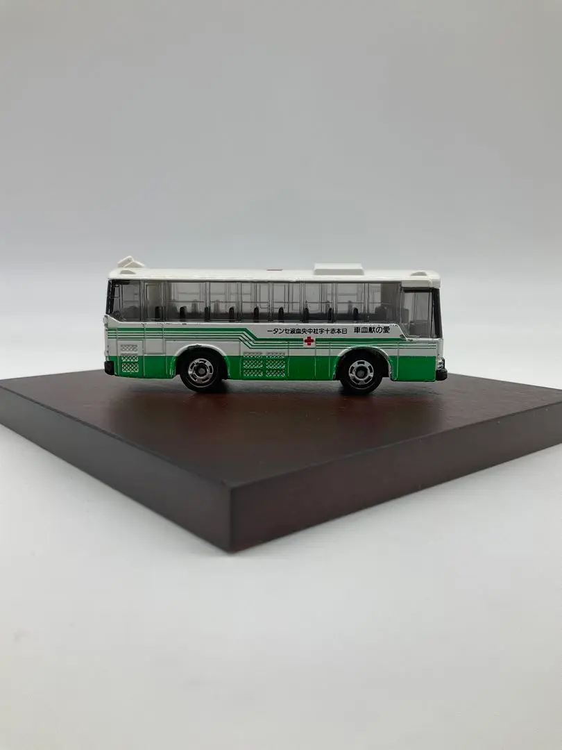愛の献血車　湘南赤十字血液センター　トミカ Amazon.co.jp: トミカ 日本赤十字社 献血バス 愛の献血車 : おもちゃ